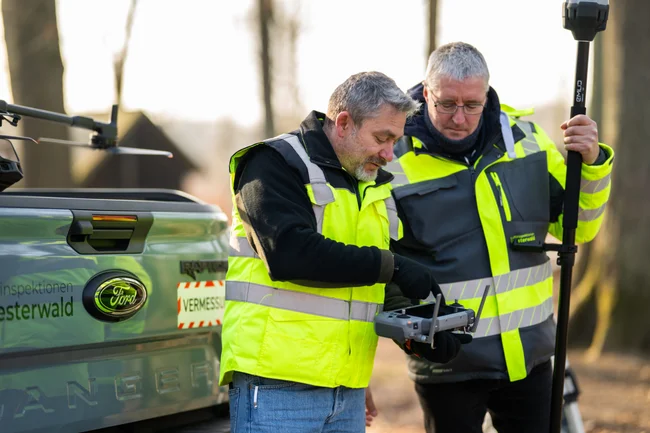 Mitarbeiter bei der Vorbereitung einer LiDAR-Befliegung
